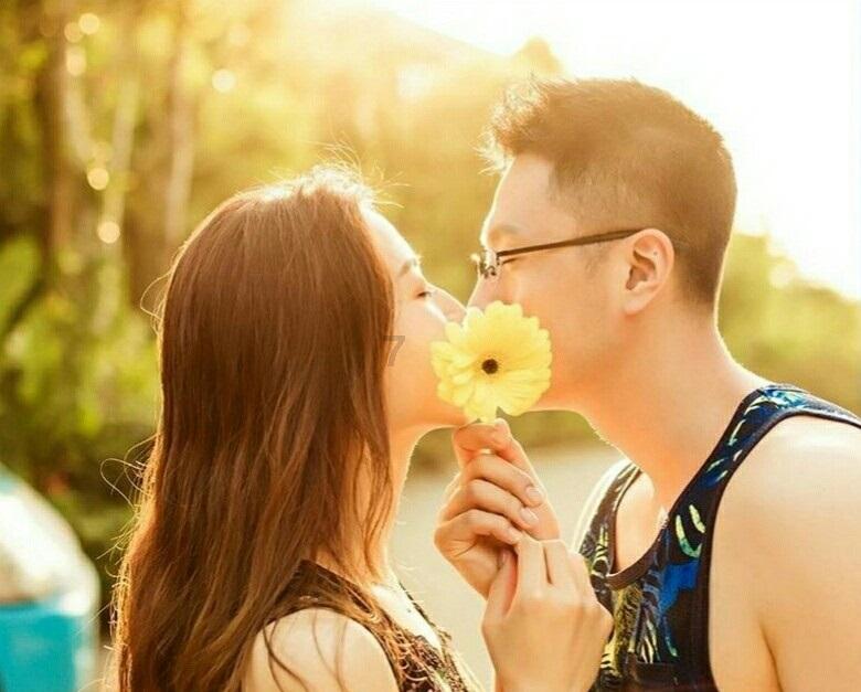 老人乘扶梯不慎摔倒，身后女子迅速上前拼尽全力撑住